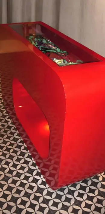 Balcão expositor vermelho laqueado para loja Coca-Cola