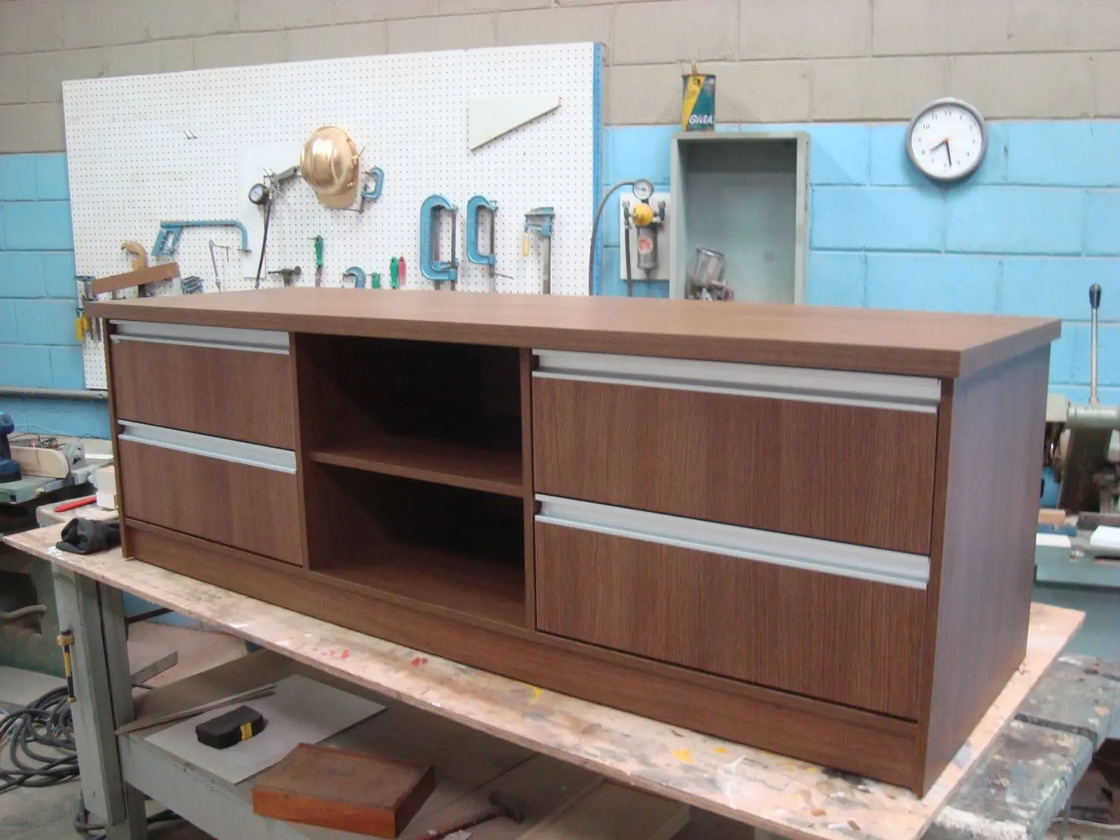 Móvel sendo produzido na oficina Madevimetal