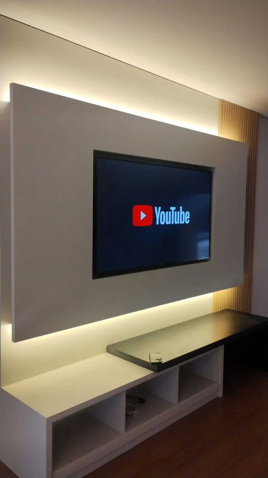 Painel de televisão planejado com iluminação em LED